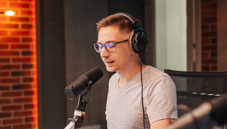 Radio-urile din Europa caută alternative pentru a-și proteja conținutul și datele utilizatorilor în fața creșterii costurilor și a dependenței de platforme de streaming non-europene Industria radio din Europa se confruntă cu provocări din ce în ce mai mari legate de costurile de difuzare și de controlul asupra datelor de audiență