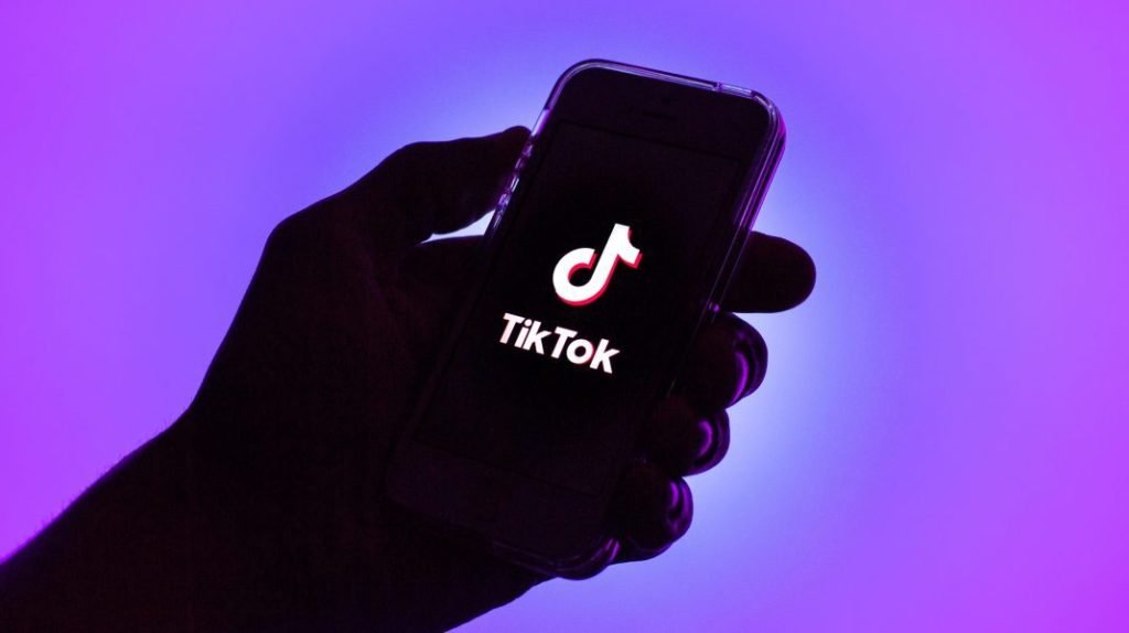 TikTok nu este doar o platformă de divertisment sau socializare, ci și un instrument subtil și extrem de invaziv pentru colectarea datelor personale