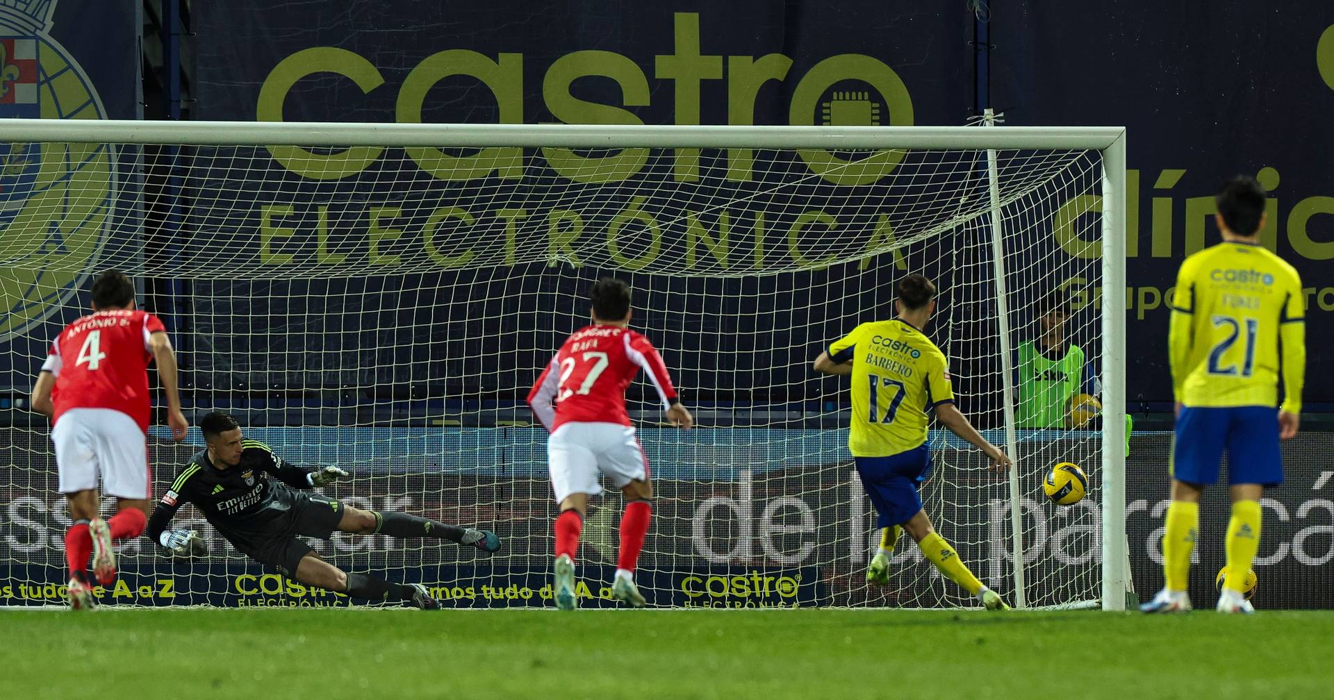 Benfica a obținut o victorie dramatică în deplasarea de la Arouca, câștigând meciul cu scorul de 2-1, în cadrul etapei a 26-a din Primeira Liga
