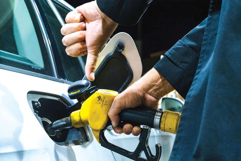 Benzinarii din Europa, acuzate că profită de conflictul din Orient pentru scumpiri, statul poate reduce TVA