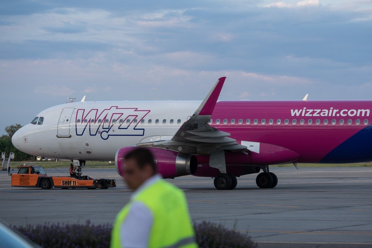 Suspendarea zborurilor Wizz Air către și dinspre regiuni sensibile, prelungită până pe 15 martie Compania aeriană Wizz Air a decis să mențină suspendate toate zborurile către și dinspre Israel, Dubai, Abu Dhabi și Amman până cel puțin duminică, 15 martie, în contextul unor situații de securitate și incertitudini regionale