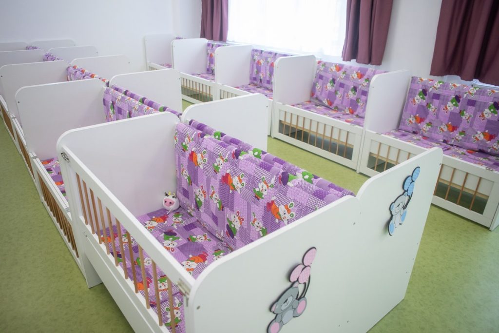 O creșă din municipiul Botoșani a fost închisă preventiv vineri, după ce mai mulți copii au ajuns la spital cu simptome de vărsături și greață, într-un incident care a atras rapid atenția autorităților sanitare și a părinților