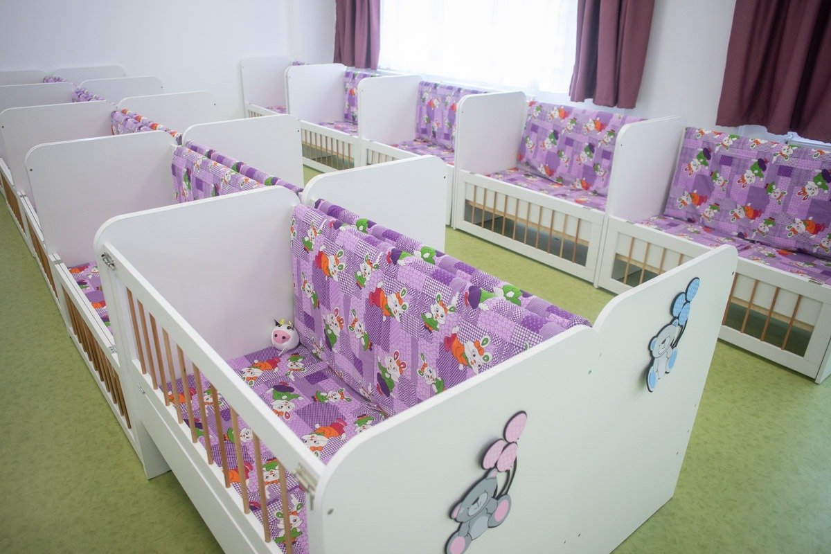 O creșă din municipiul Botoșani a fost închisă preventiv vineri, după ce mai mulți copii au ajuns la spital cu simptome de vărsături și greață, într-un incident care a atras rapid atenția autorităților sanitare și a părinților