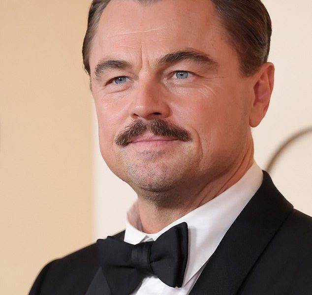 Fanii lui DiCaprio, uimiți de mustața sa, cred că Pedro Pascal i-a „donat” noul look
