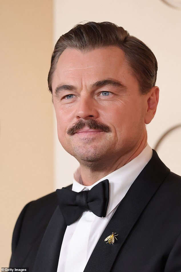 Leonardo DiCaprio a fost protagonistul unor reacții incendiare la cea mai recentă gală a Premiilor Oscar, nu doar pentru performanța sa interpretativă, ci și pentru schimbarea stilistică radicală de pe față, care a stârnit numeroase glume și comentarii pe rețelele sociale
