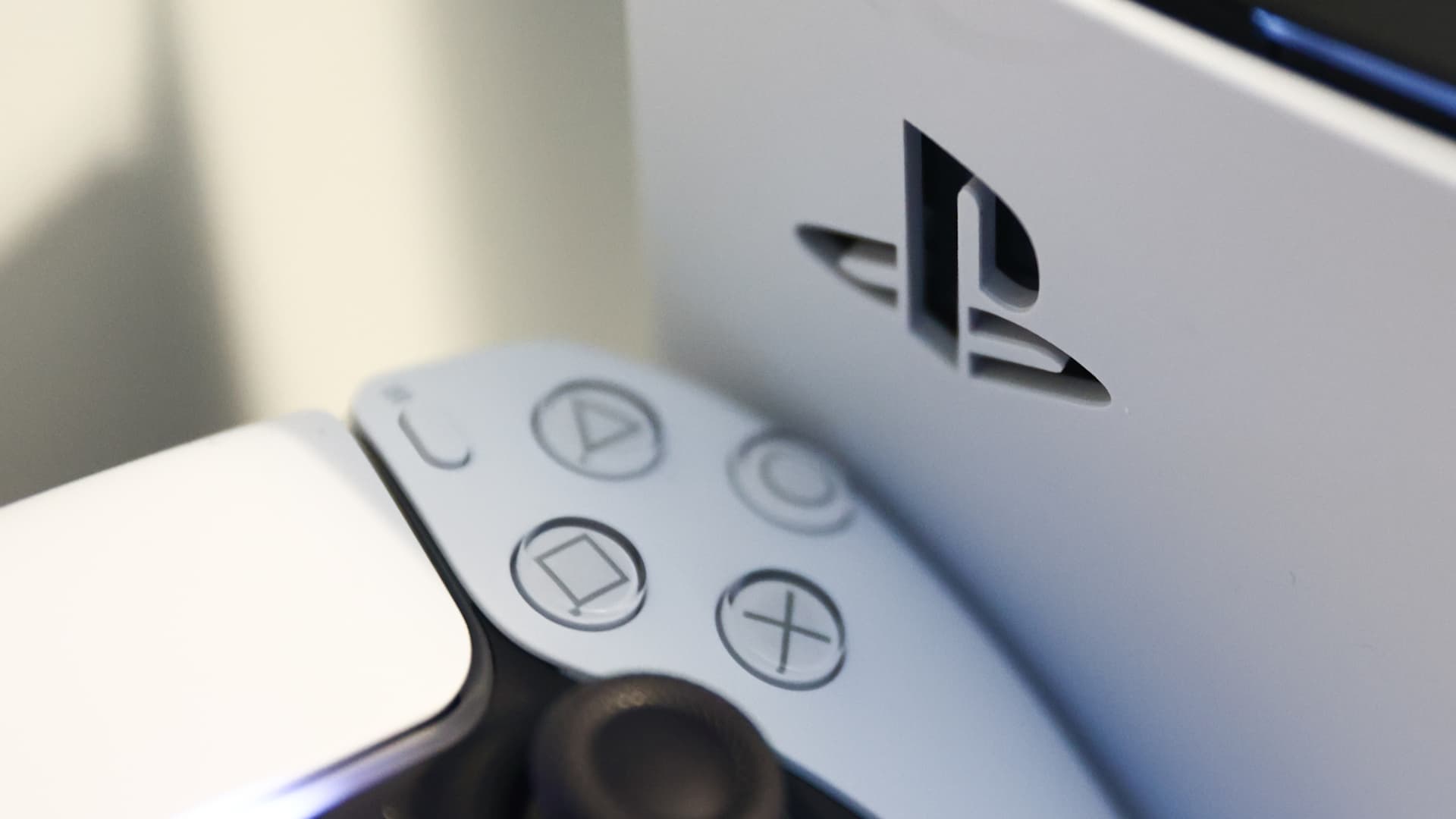 Sony a anunțat majorări de preț pentru consolele PlayStation 5, motivând această decizie prin presiunile din peisajul economic global