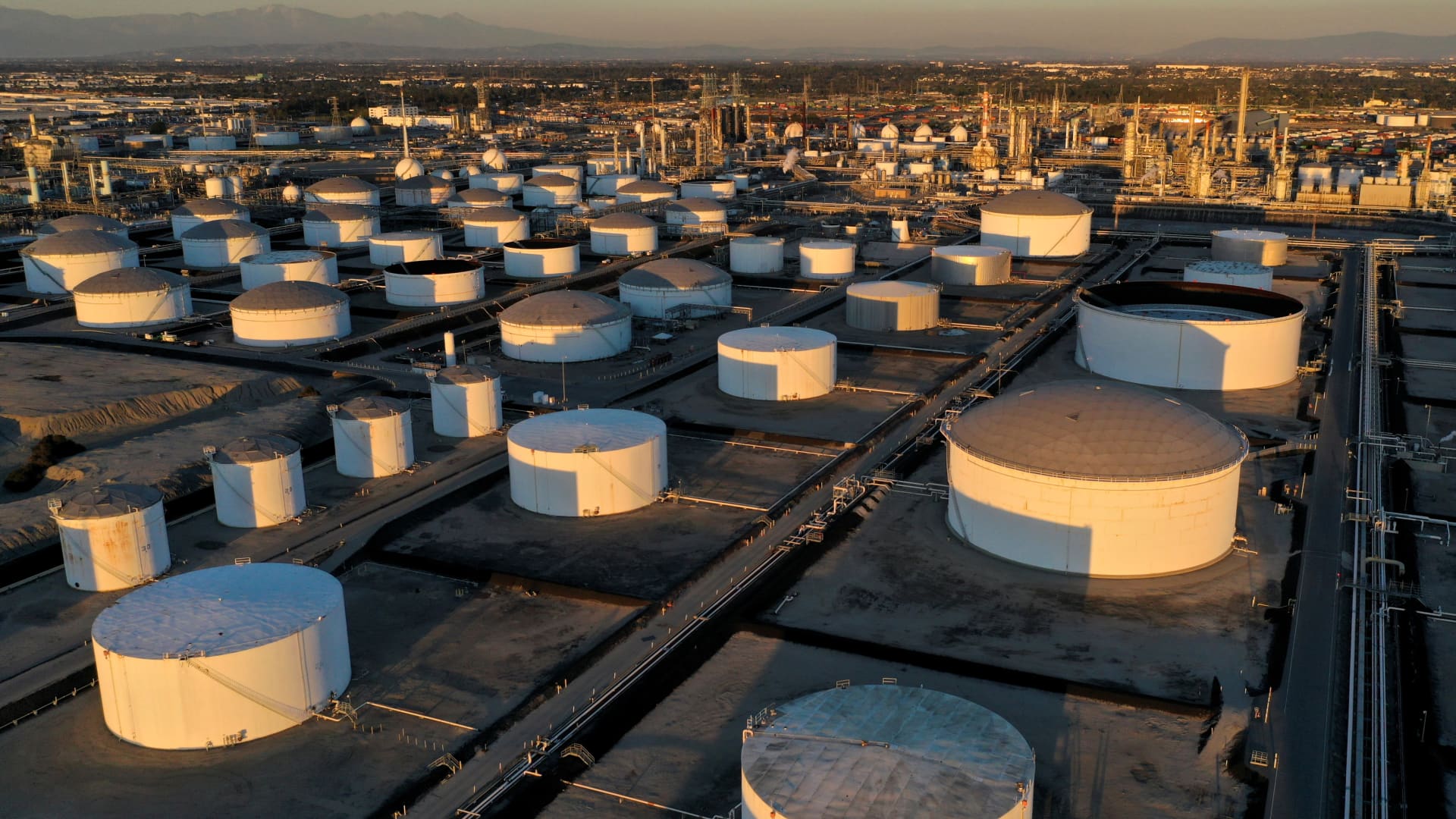 Piața petrolieră în alertă: creșteri semnificative ale prețurilor după amenințările lui Trump și escaladarea conflictului în Orientul Mijlociu Prețurile petrolului au înregistrat luni creșteri semnificative, pe fondul tensiunilor crescute din Orientul Mijlociu și declarațiilor dure ale Președintelui Donald Trump