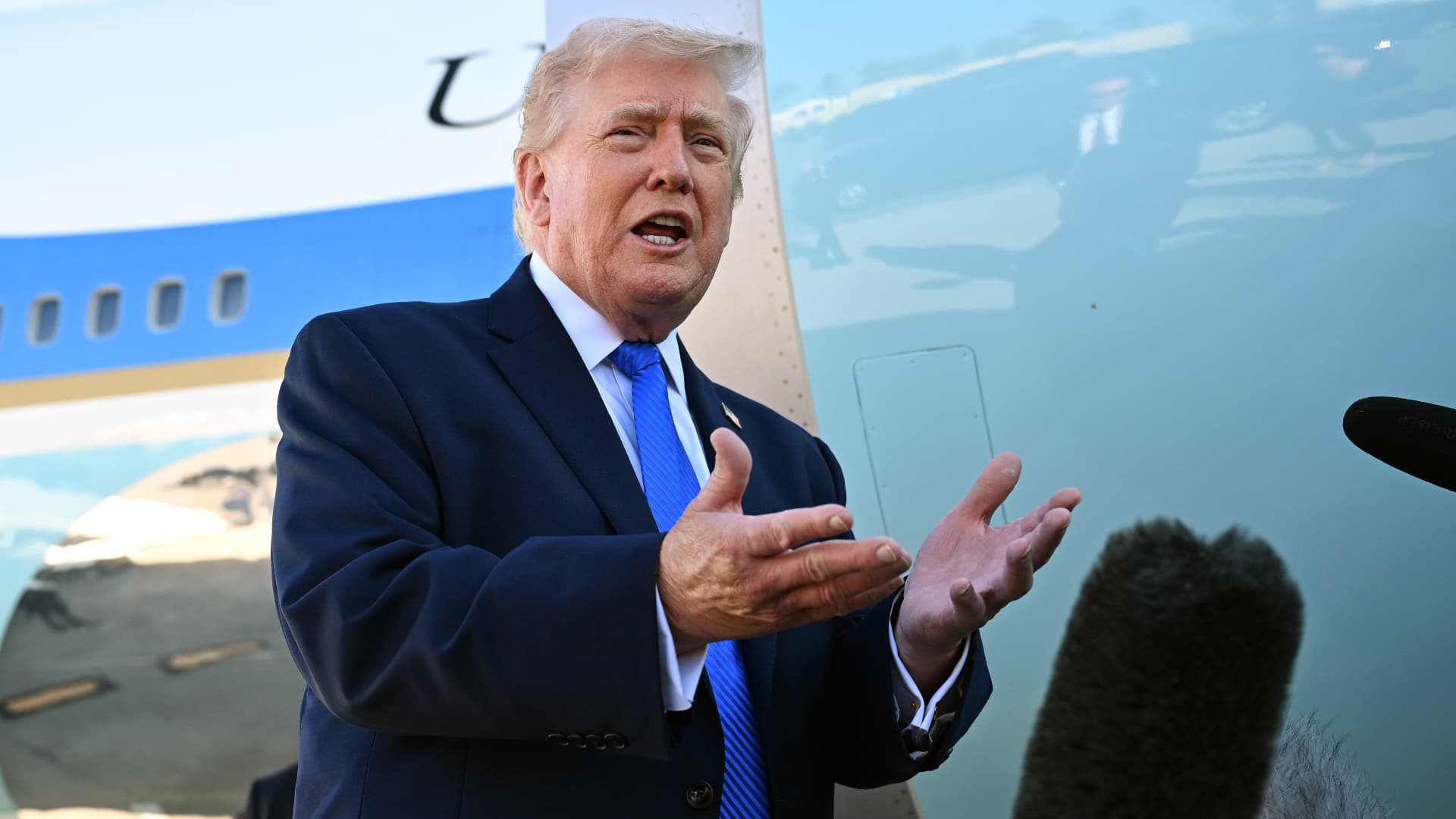 Președintele Donald Trump a anunțat luni, pe rețeaua de socializare Truth Social, că a ordonat amânarea pentru cinci zile a atacurilor asupra Iranului, în urma unor discuții cu autoritățile de la Teheran