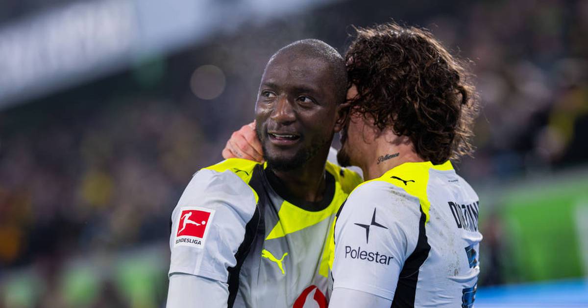 Borussia Dortmund întâlnește astăzi FC Augsburg în cadrul etapei din Bundesliga, într-un meci programat să se dispute de la ora 15:30, pe stadionul Signal Iduna Park, unde atmosfera devine incendiară, fiind epuizat, fiind așteptați peste 80.000 de spectatori