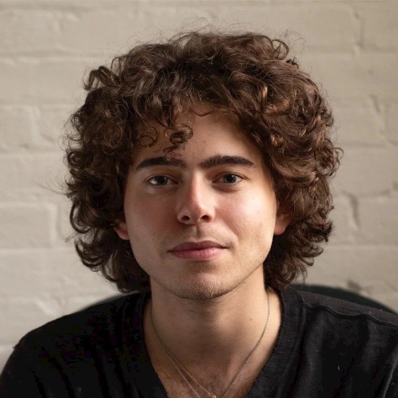 Tânărul antreprenor american Shayne Coplan, în vârstă de doar 26 de ani, a reușit să atragă atenția globală prin platforma sa inovatoare, Polymarket, un hub digital care îmbină funcțiile unui produs financiar, de predicții și barometru cultural