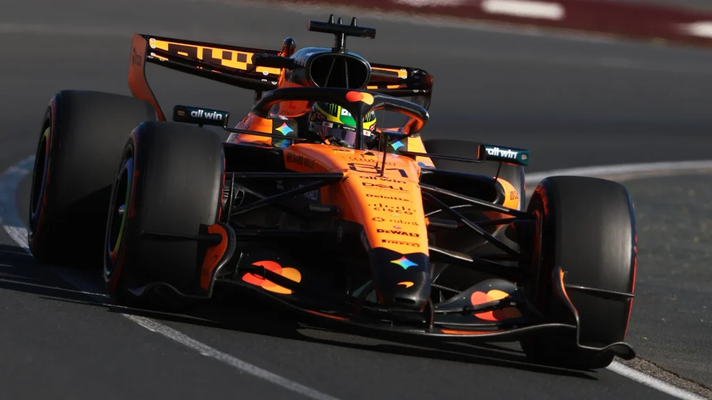 Oscar Piastri a încheiat prima zi de antrenamente în Australia în poziția fruntașă, depășindu-i pe duo-ul Mercedes format din Kimi Antonelli și George Russell, într-un larg și agitat orar al sesiunii de FP1