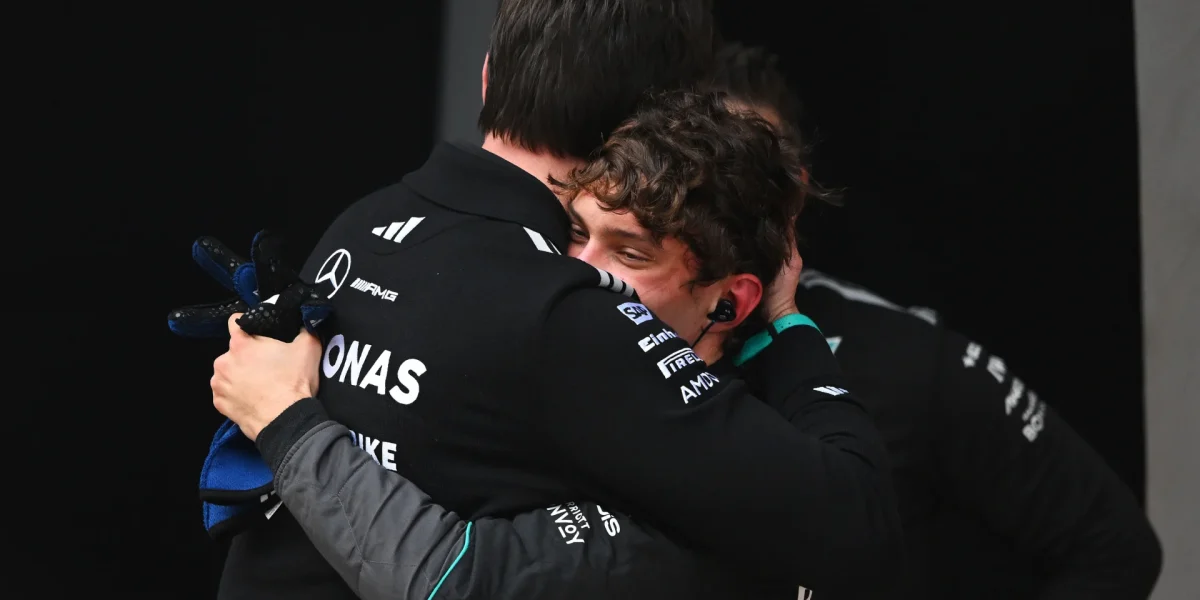 Kimi Antonelli câștigă în China, surclasează colegul Russell, Hamilton pe podium pentru Ferrari