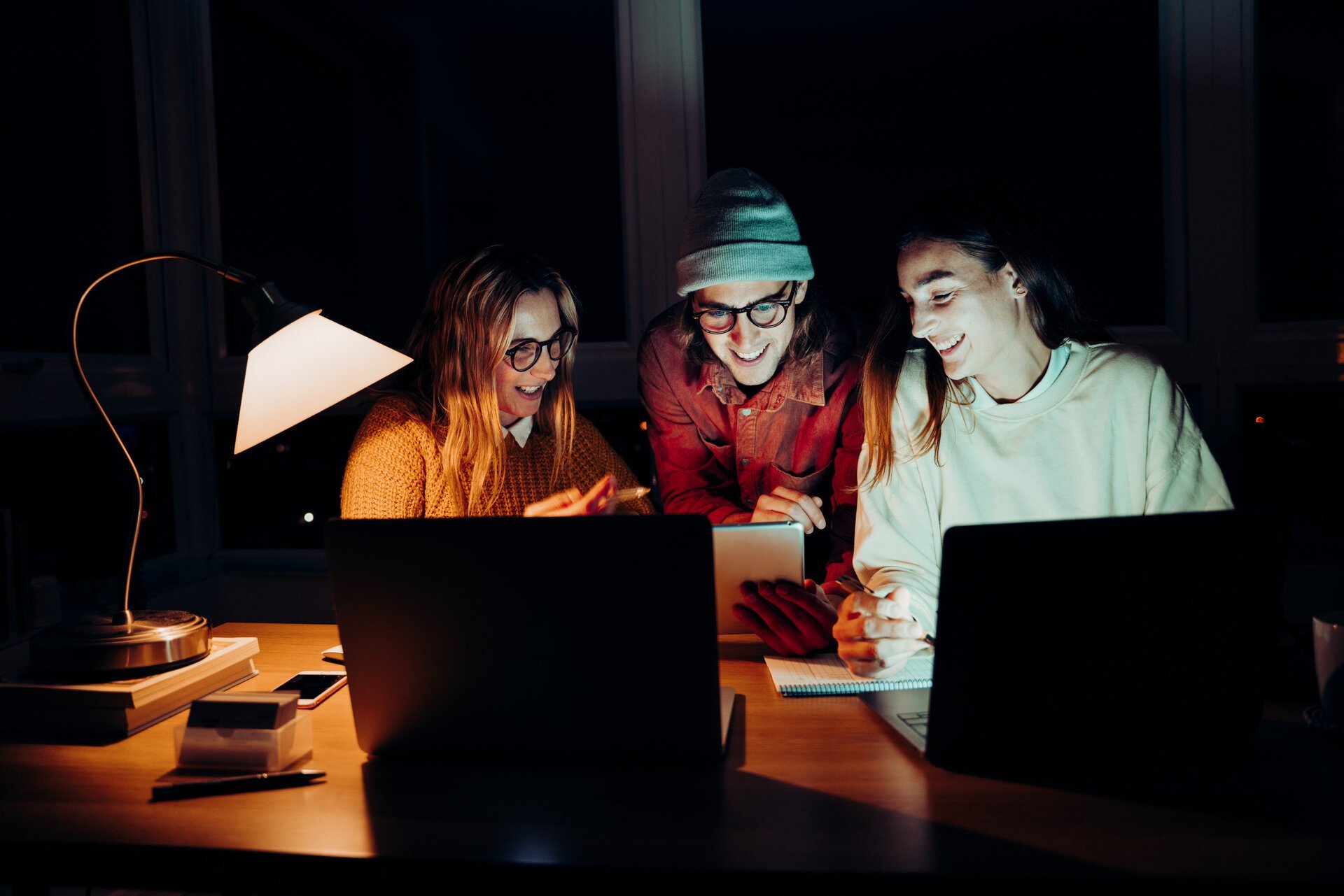 Tinerii din generația Z găsesc un mod inedit de a socializa, dar și de a-și gestiona responsabilitățile cotidiene, în contextul economic tot mai dificil