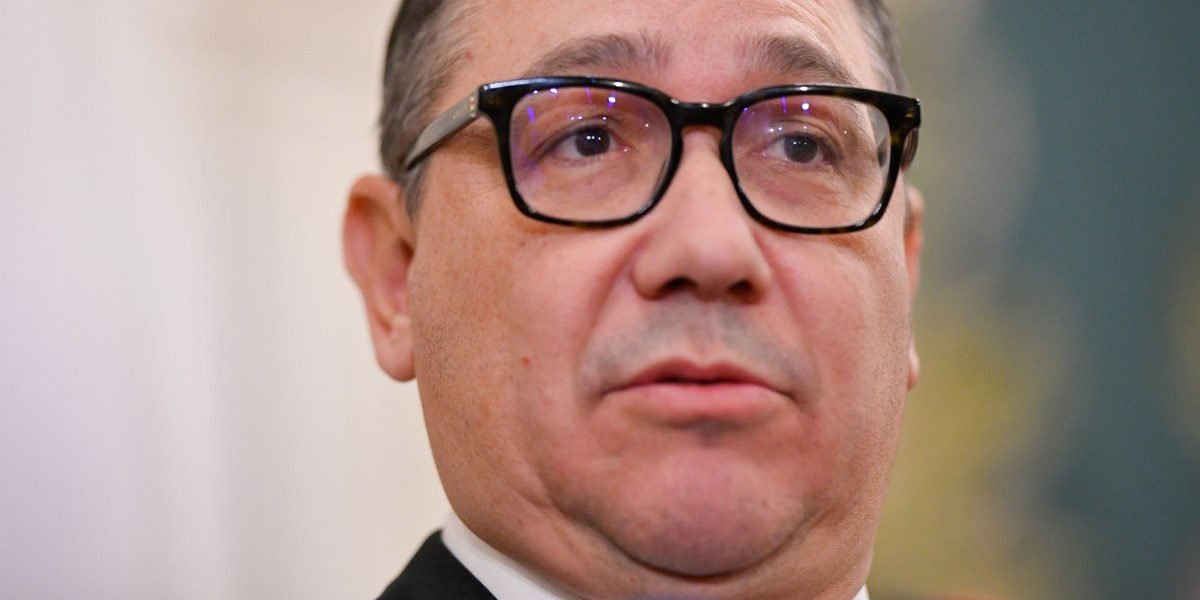 Conflict acerb între Oana Țoiu și Victor Ponta: „A dat-o jos din avion pe fiica mea!”