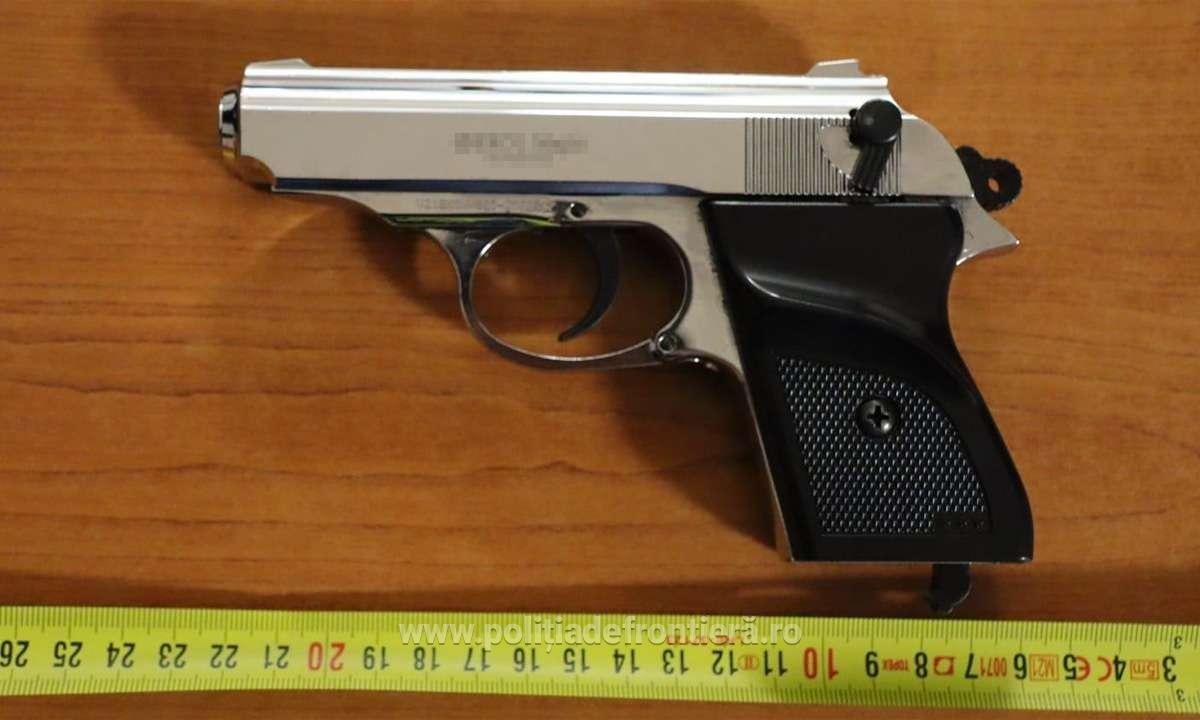 Tânăr bulgar reținut de polițiștii de frontieră de la Giurgiu, după ce a fost descoperit cu un pistol cu gaz și un încărcător fără documente legale O operațiune de amploare a polițiștilor de frontieră din Giurgiu a dus, în noaptea de joi spre vineri, la confiscarea unui pistol cu gaz și a unui încărcător, precum și la prinderea unui cetățean bulgar despre care s-au constatat că nu deținea acte legale pentru obiectele ridicate