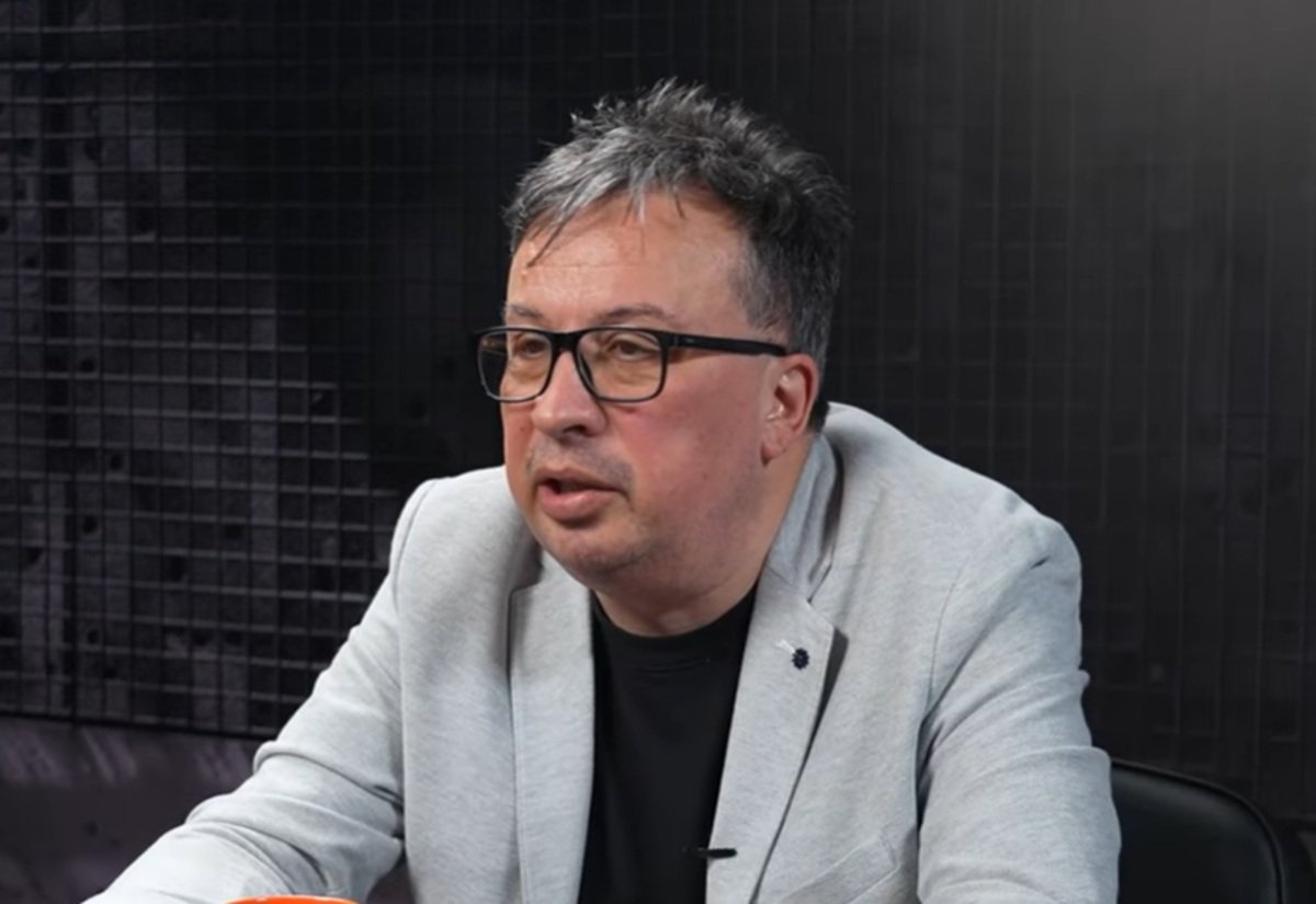 Dispută aprinsă: Cine e cel mai bun fotbalist român din toate timpurile? Fiecare generație de pasionați de fotbal are argumentele ei în cultura populară, însă ceea ce rămâne incontestabil este faptul că România a avut dintotdeauna jucători de excepție, ale căror cariere și talent continuă să stârnească dezbateri aprinse