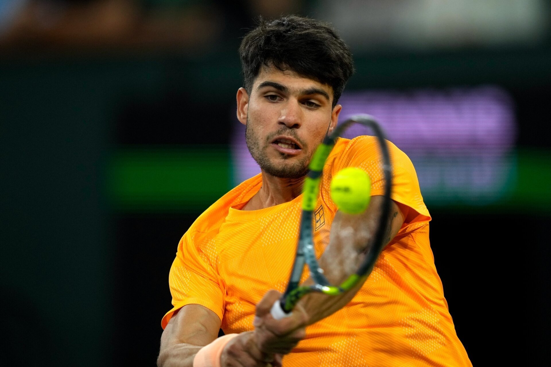 Carlos Alcaraz s-a calificat în finala turneului Masters 1000 de la Indian Wells după o performanță impresionantă în semifinala disputată împotriva rusului Daniil Medvedev