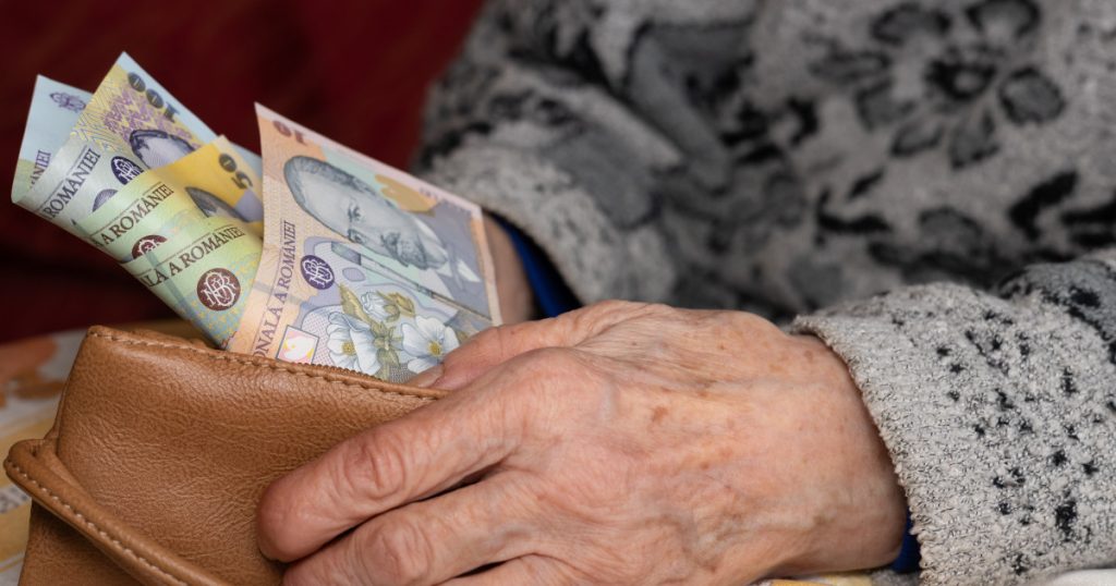 Pensiile aferente lunii aprilie vor fi plătite mai devreme decât de obicei, pentru a le oferi beneficiarilor posibilitatea de a dispune de bani înainte de Sărbătorile Pascale