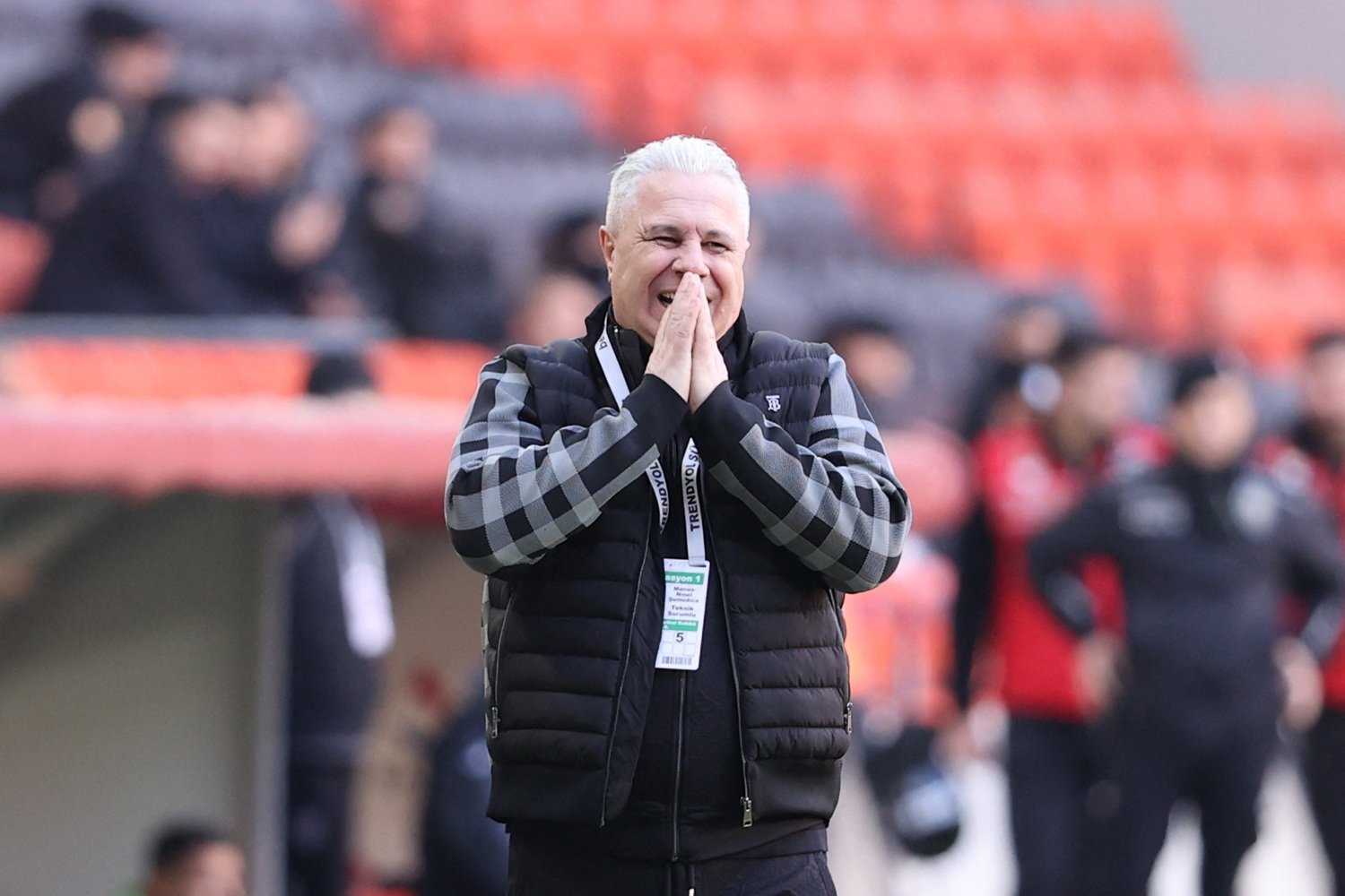 Marius Șumudică a fost concediat de la Al-Okhdood după doar două luni și jumătate petrecute în Arabia Saudită, lăsându-și din nou cariera în suspensie