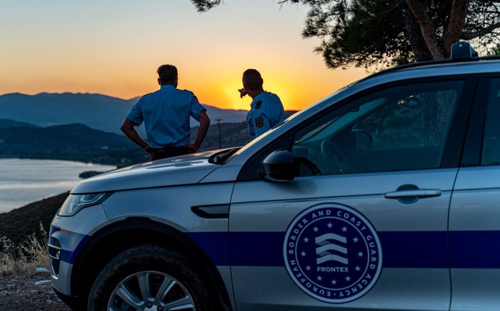 Un nou acord în Parlamentul European intensifică controversele privind gestionarea migrației ilegale Grupurile politice de dreapta din Parlamentul European au încheiat joi un acord crucial privind normele UE de expulzare a migranților aflați ilegal în teritoriul Uniunii, marcând o etapă semnificativă în dezbaterile asupra politicilor de migrație