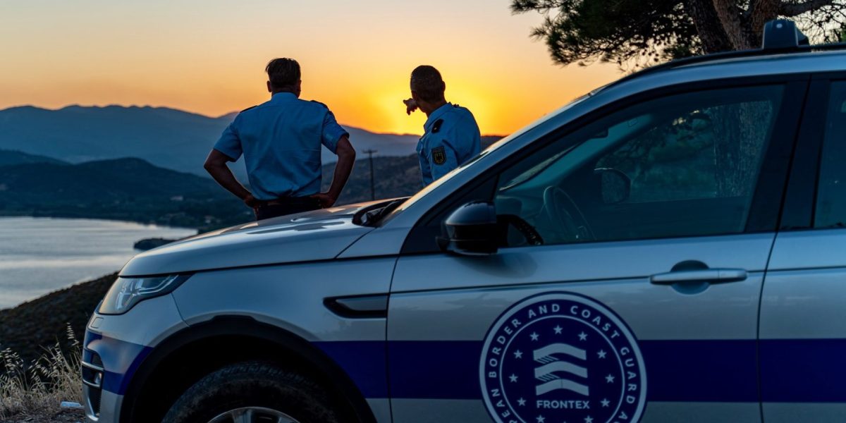 Un nou acord în Parlamentul European intensifică controversele privind gestionarea migrației ilegale Grupurile politice de dreapta din Parlamentul European au încheiat joi un acord crucial privind normele UE de expulzare a migranților aflați ilegal în teritoriul Uniunii, marcând o etapă semnificativă în dezbaterile asupra politicilor de migrație