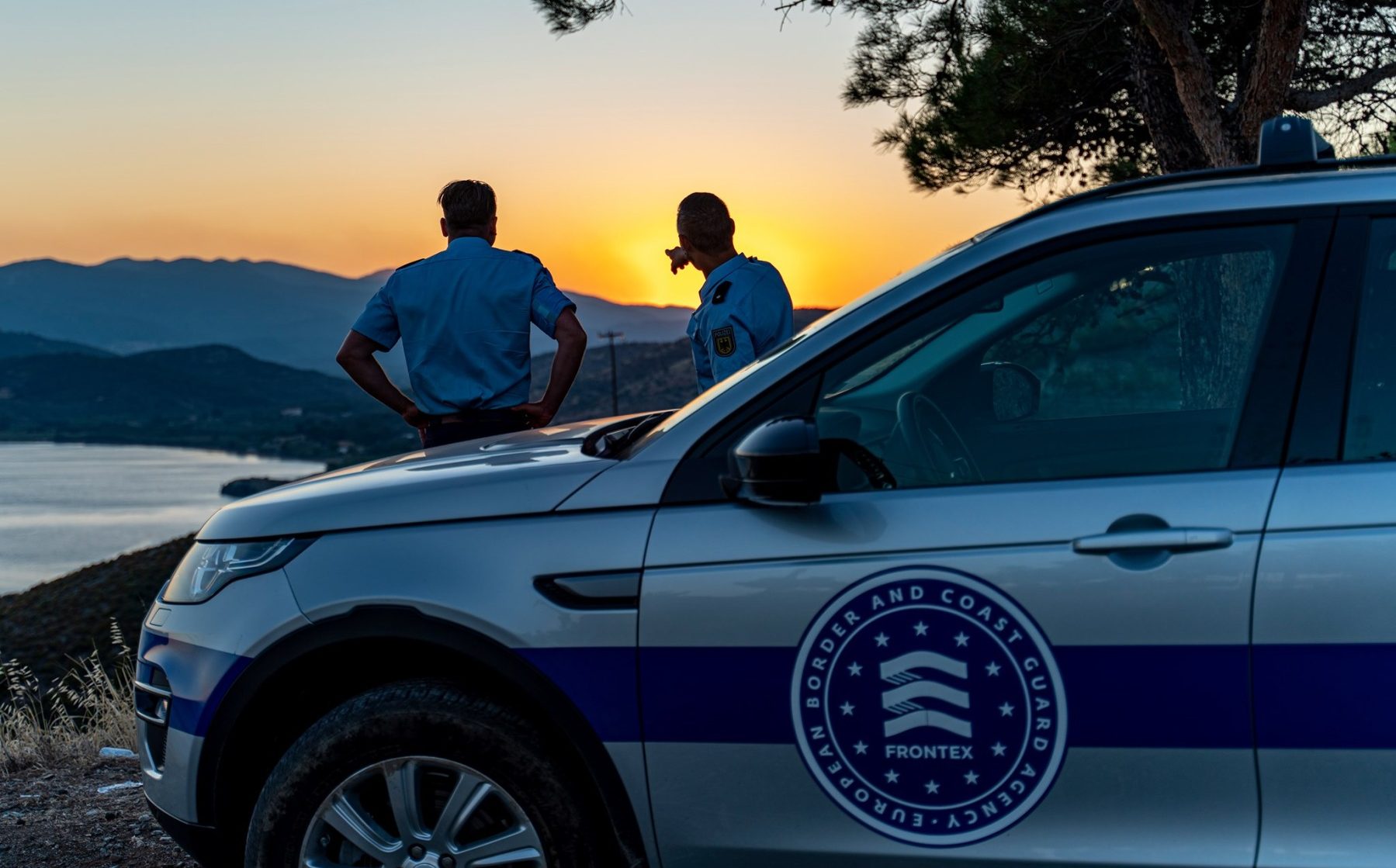 Un nou acord în Parlamentul European intensifică controversele privind gestionarea migrației ilegale Grupurile politice de dreapta din Parlamentul European au încheiat joi un acord crucial privind normele UE de expulzare a migranților aflați ilegal în teritoriul Uniunii, marcând o etapă semnificativă în dezbaterile asupra politicilor de migrație