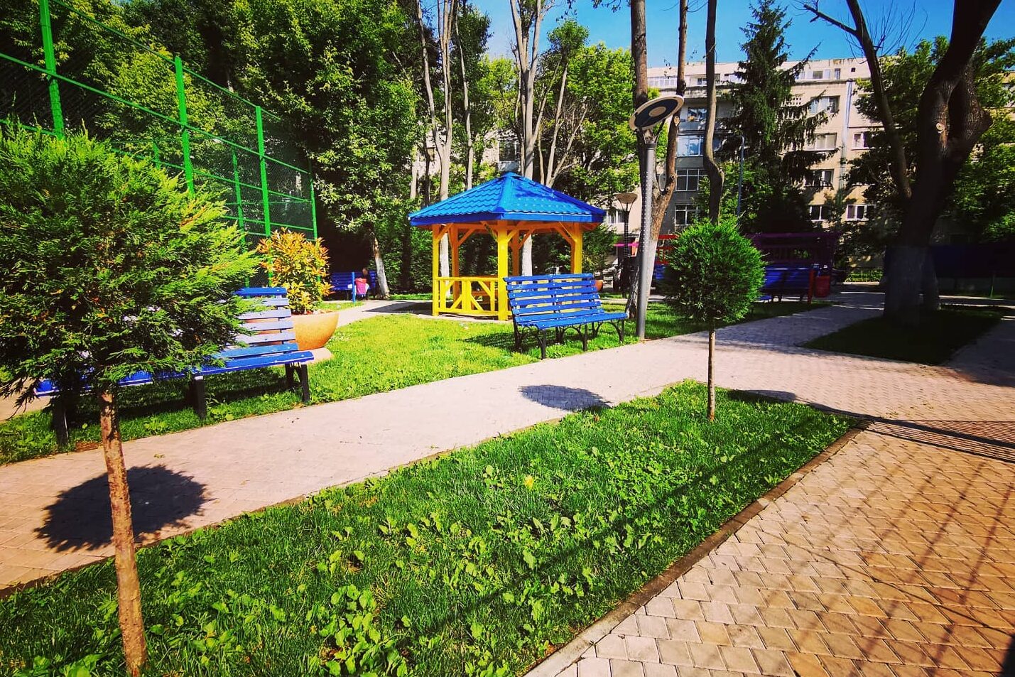 Noi investiții în spațiile urbane ale Sectorului 4: Foișoare în plan, dotări pentru tot cartierul Autoritățile locale din Sectorul 4 continuă să-și îndeplinească promisiunea de a moderniza și de a îmbunătăți calitatea vieții locuitorilor