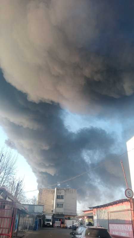 Orașul Arad s-a trezit miercuri dimineață sub un văl gros de fum negru, după ce o fabrică de pe strada periferică a cartierului Aradul Nou a fost cuprinsă de un incendiu devastator