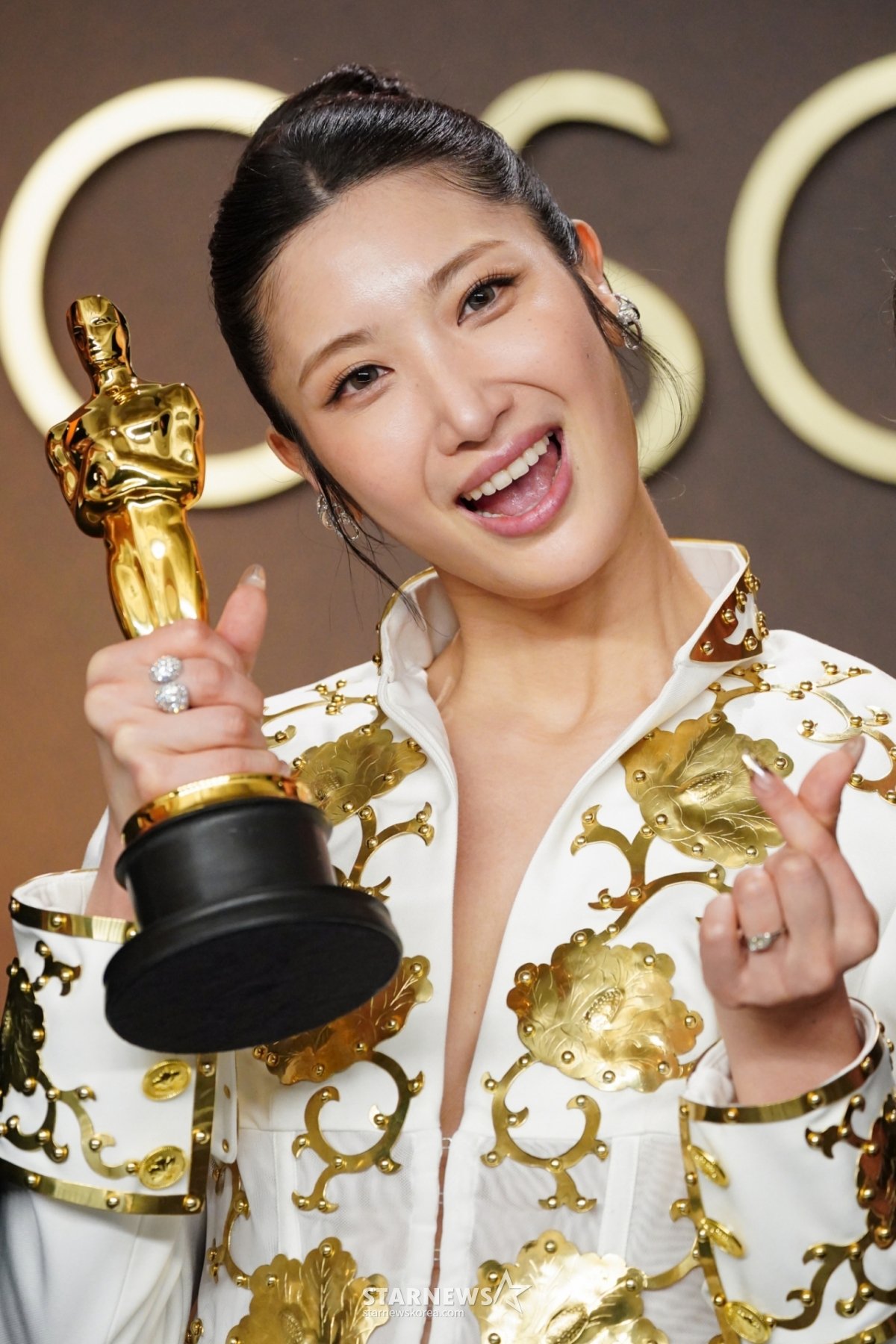 Oscarurile din Hollywood scandalizează din nou, după incidentele legate de rasism în timpul premierei pentru “K-pop Demon Hunters” Ceremonia de decernare a premiilor Oscar de anul acesta a fost marcată nu doar de celebrarea cinematografiei globale, ci și de controverse legate de discriminare rasială, după ce filmul animat “K-pop Demon Hunters” a câștigat două trofee importante, iar aparițiile și discursurile pe scenă au fost umbrite de incidente neprevăzute