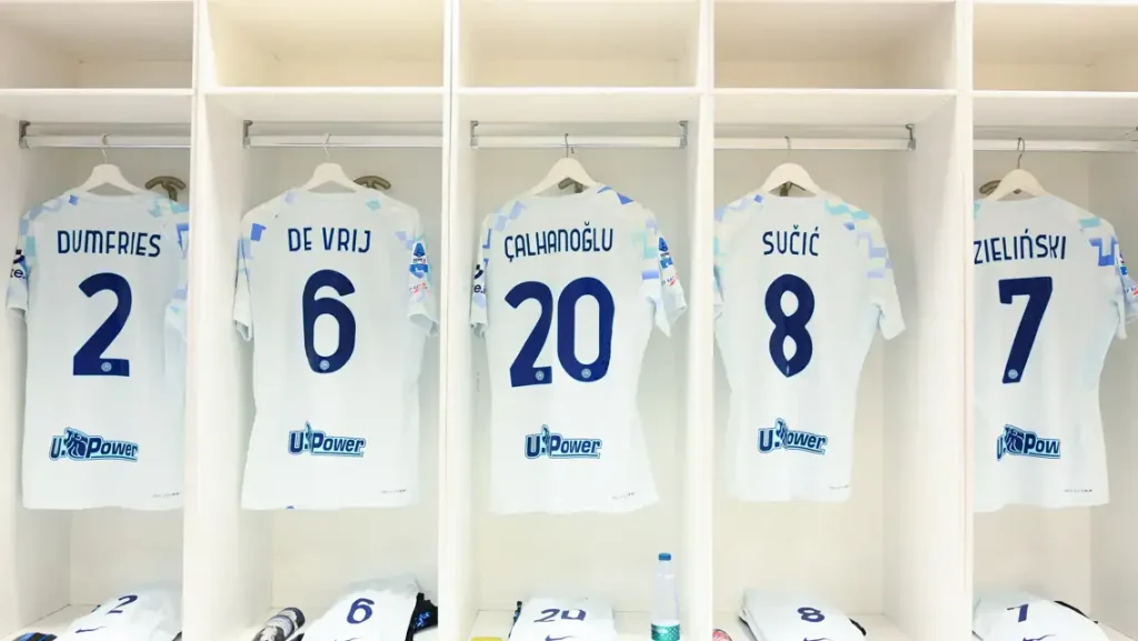 Campionatul italian de fotbal revine pe scena principală cu o confruntare așteptată între Fiorentina și Inter Milano, meci care, dincolo de cele 90 de minute pe gazon, promite să aducă și tensiune, datorită formei și situației disciplinare a ambelor echipe
