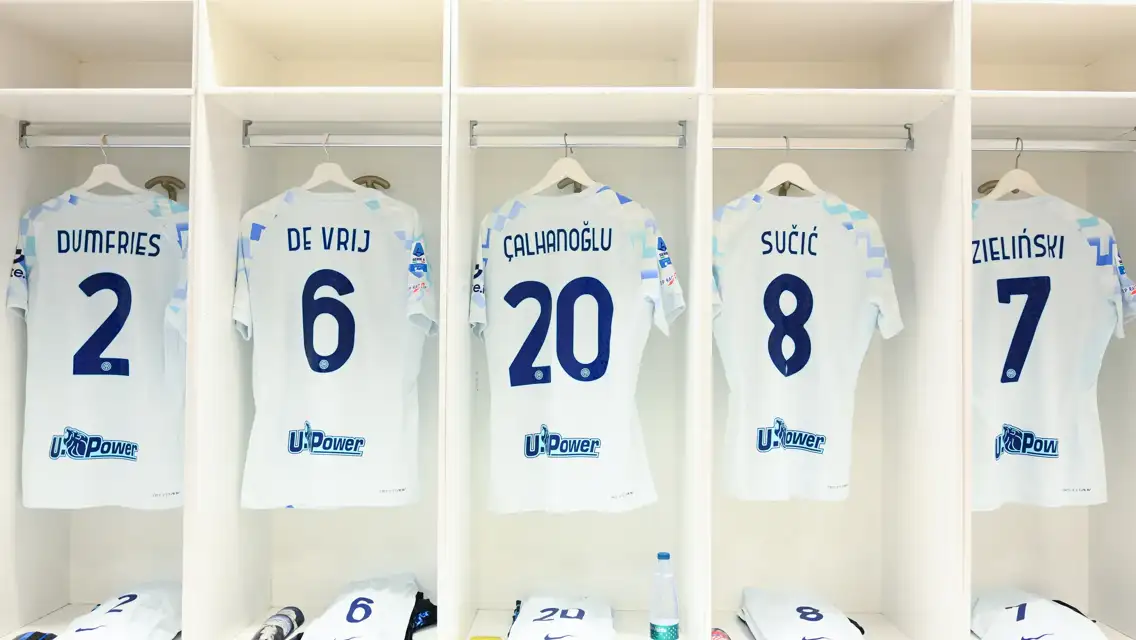 Campionatul italian de fotbal revine pe scena principală cu o confruntare așteptată între Fiorentina și Inter Milano, meci care, dincolo de cele 90 de minute pe gazon, promite să aducă și tensiune, datorită formei și situației disciplinare a ambelor echipe