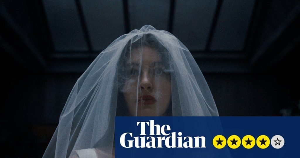 Serialul horror “Something Very Bad Is Going to Happen” aduce în prim-plan o poveste întunecată despre secrete de familie și ritualuri periculoase în pădurea din Oregon Un nou serial horror, „Something Very Bad Is Going to Happen”, a atras atenția criticilor și publicului prin povestea sa tensionată și atmosfera apăsătoare