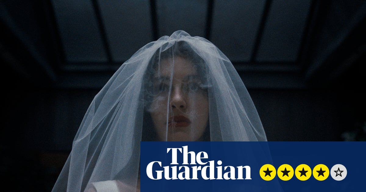 Serialul horror “Something Very Bad Is Going to Happen” aduce în prim-plan o poveste întunecată despre secrete de familie și ritualuri periculoase în pădurea din Oregon Un nou serial horror, „Something Very Bad Is Going to Happen”, a atras atenția criticilor și publicului prin povestea sa tensionată și atmosfera apăsătoare