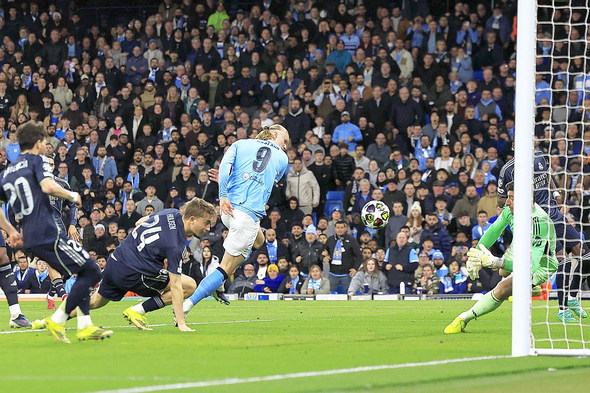 Thibaut Courtois, portarul emblematic al Real Madrid, a fost înlocuit la pauza meciului din Liga Campionilor împotriva Manchester City, pe fondul unei accidentări musculare, o predicție dureroasă pentru echipa blancă