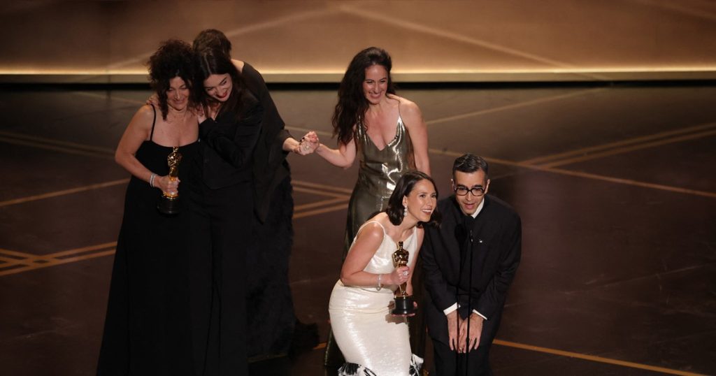 „Dublă victorie la Oscar pentru cele mai bune scurtmetraje live-action, „The Singers” și „Two People Exchanging Saliva”