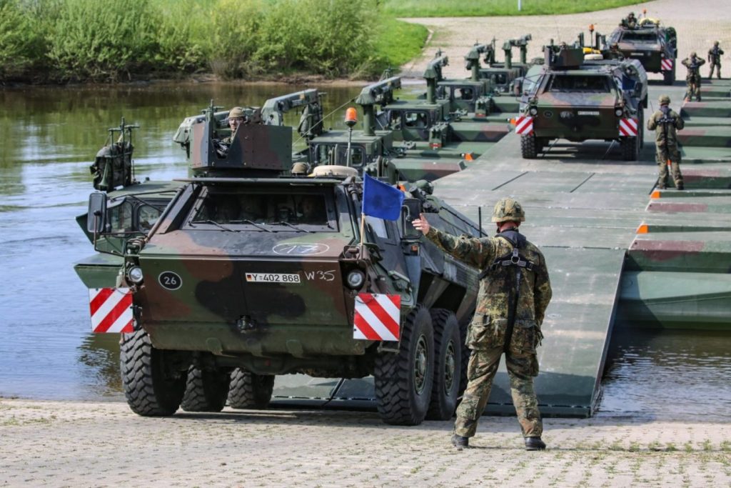 Armata Germană interzice fotografierea și difuzarea imaginilor din instalațiile militare, o măsură urgentă pentru securitatea națională Într-o mișcare surprinzătoare, Ministerul Apărării din Germania a anunțat vineri o restricție drastică asupra angajaților săi, interzicând membrilor armatei naționale să facă fotografii sau să distribuie imagini neautorizate ale instalațiilor militare