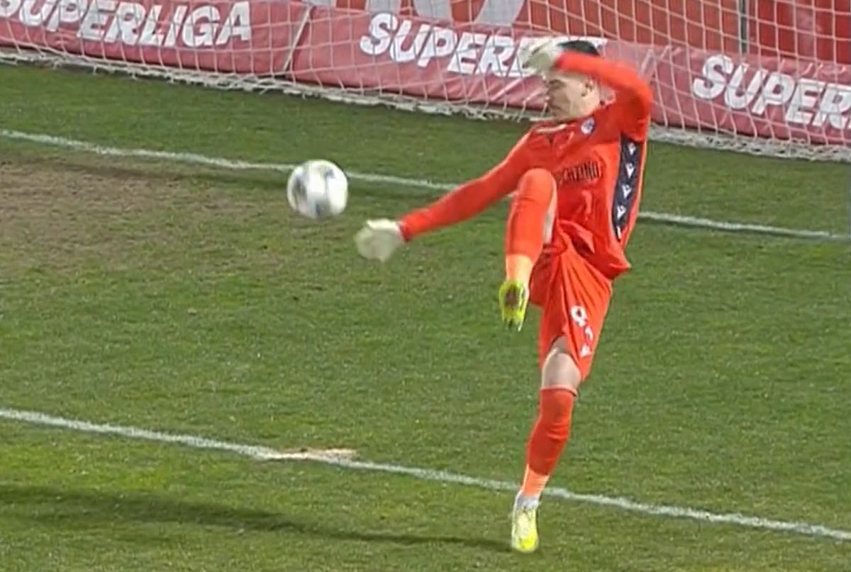 Gafe importante în Liga 1: portarul Cătălin Căbuz, protagonistul unui autogol incredibil Weekend-ul a adus un incident neplăcut pentru portarul Cătălin Căbuz, care, în încercarea de a salva poziția în meciul FC Argeș – U Cluj, a produs o gafă ce a decis soarta întâlnirii