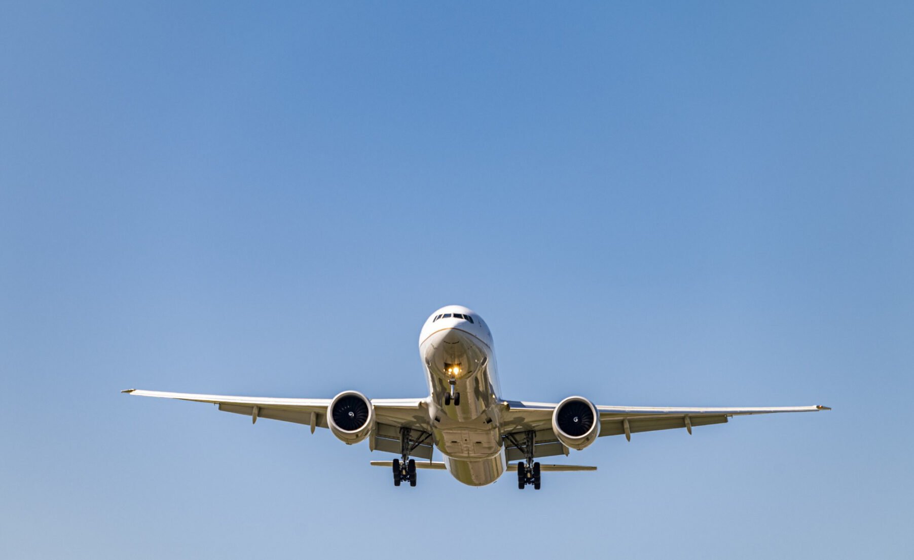 Un grup de 172 de români s-a întors acasă din Israel, într-un context tensionat și marcat de o situație dificilă pentru cetățenii români aflați în zonă