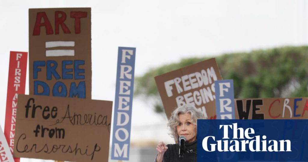 Actorul Jane Fonda organizează un miting în Washington pentru a lupta împotriva cenzurii și a amenințărilor la adresa libertății de exprimare Jane Fonda, actrița și activistul cu o lungă tradiție în lupta pentru drepturile civile, a condus vineri un protest simbolic în fața Centrului Kennedy pentru Arti și Științe din Washington, un edil narativului cultural american
