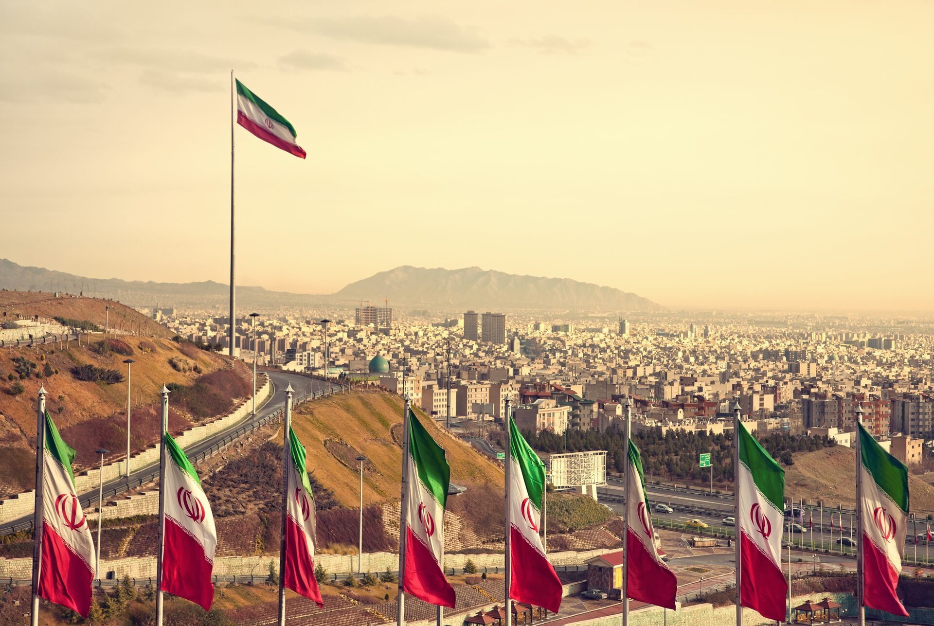 China negociază de urgență cu Iranul pentru redeschiderea Strâmtorii Hormuz, un punct strategic esențial pentru fluxul global de energie, într-un context geopolitic tensionat ce riscă să destabilizeze aprovizionarea mondială