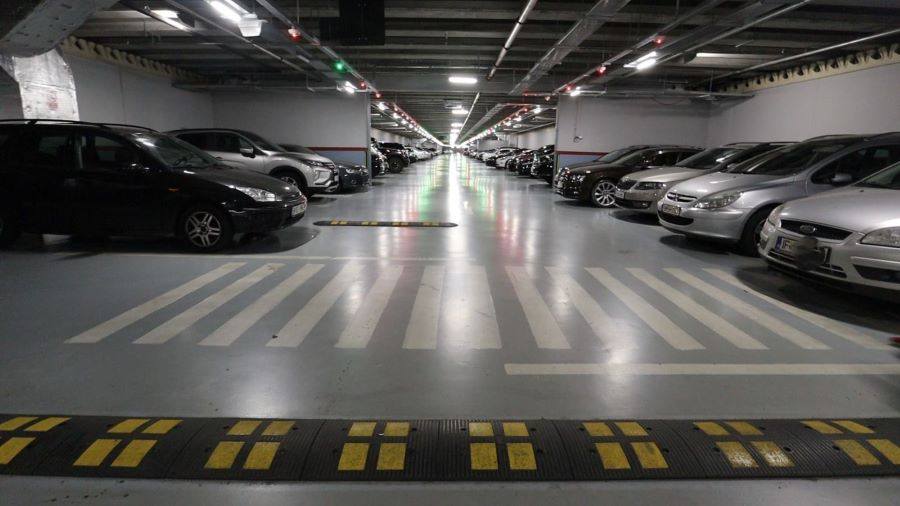 Parcare subterană de pe Bulevardul Decebal, aproape de a se scumpi pentru șoferii din Sectorul 3 Pasajul subteran de pe Bulevardul Decebal, una dintre cele mai aglomerate parcări din Sectorul 3, s-ar putea confrunta în curând cu majorări semnificative ale tarifelor de utilizare, conform unui proiect de hotărâre ce va fi supus dezbaterii în ședința Consiliului Local din data de 25 martie