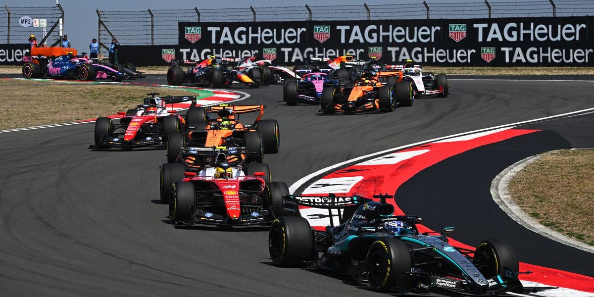 George Russell triumfă în Sprintul de la Shanghai în luptă cu Ferrari