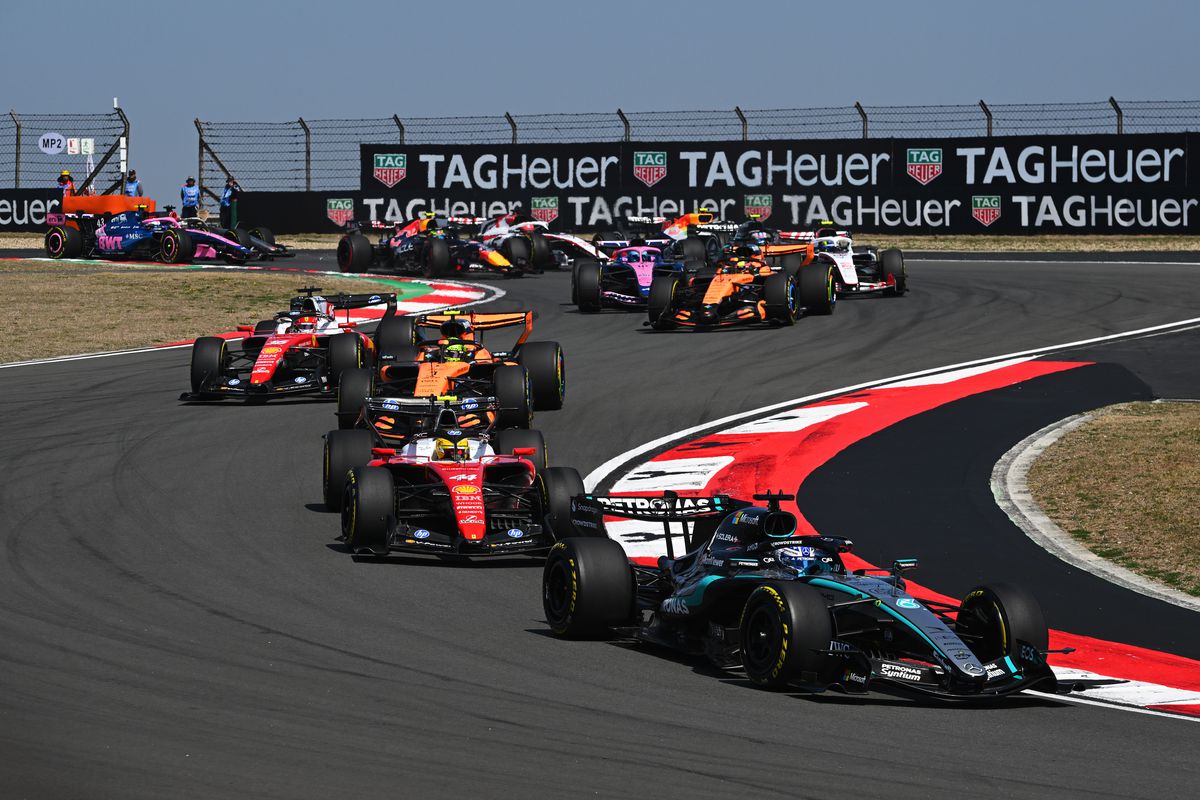 George Russell a triumfat duminică în cursa de Sprint din China, consolidându-și poziția de lider în startul sezonului F1 și dovedind încă o dată superioritatea mașinii Mercedes