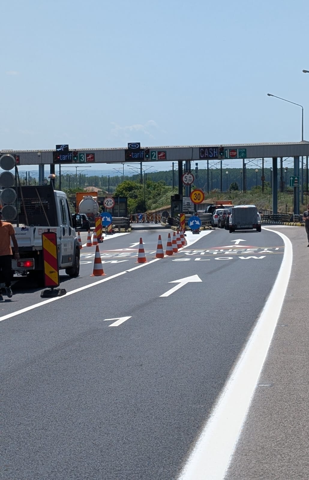 Restricții de circulație pe Autostrada Soarelui și Podul Prieteniei: măsuri temporare pentru reparații și modernizare Traficul rutier din zona de sud a țării va fi influențat vineri, 13 martie, de două evenimente importante: restricții temporare pe autostrada A2, cunoscută drept Autostrada Soarelui, și închiderea temporară a podului Prieteniei, o rută esențială pentru cei ce traversează Dunărea între România și Bulgaria