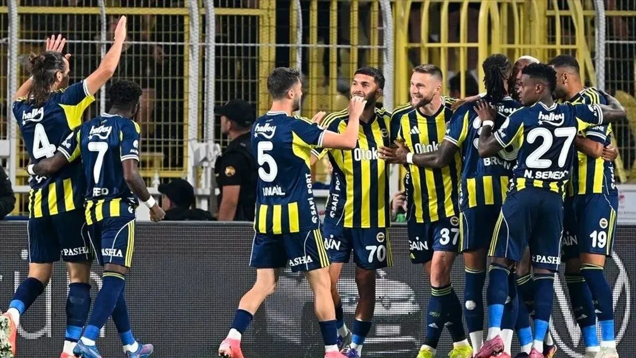 Fenerbahçe și Samsunspor își dispută punctele în etapa a 25-a din Süper Lig, cu o puternică prezență a autorităților sportive în tribună și o revenire notabilă a antrenorului Domenico Tedesco plaintext Sâmbătă seara, stadionul Chobani din Istanbul va fi scena unui duel cheie în campionatul turcesc, Süper Lig