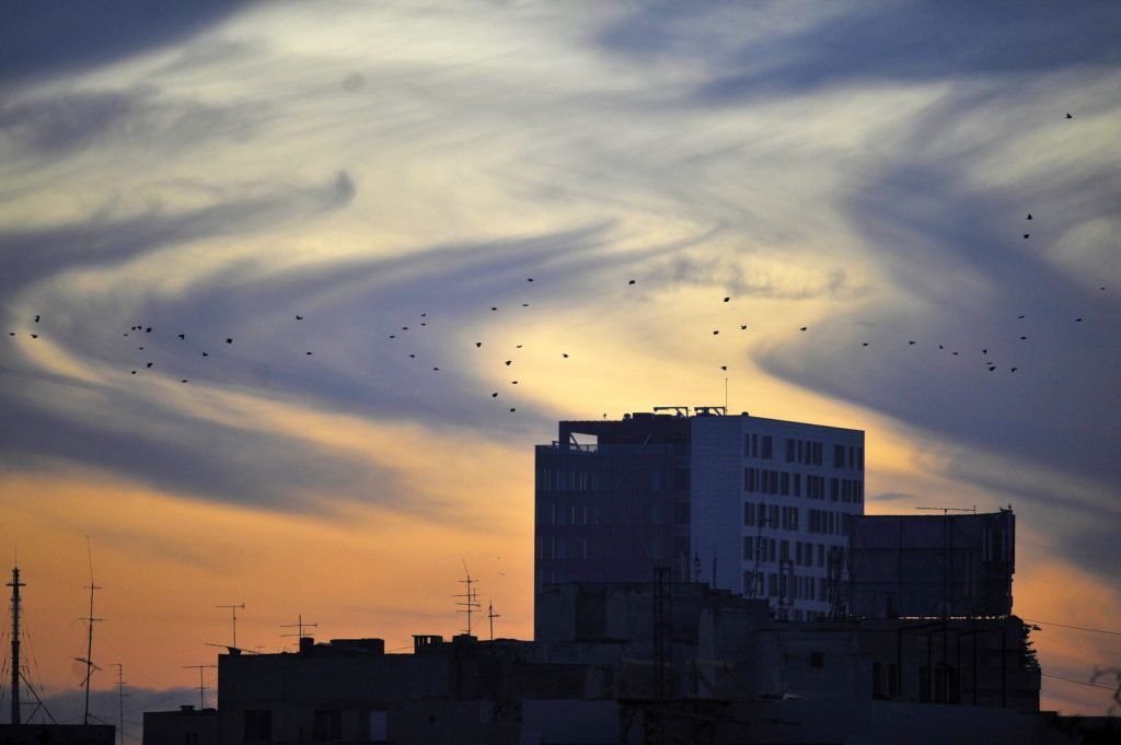 Vremea se menține în următoarele zile în general frumoasă și relativ blândă, cu temperaturi apropiate sau ușor peste valorile normale pentru această perioadă, conform prognozei meteo emise de Administrația Națională de Meteorologie (ANM)