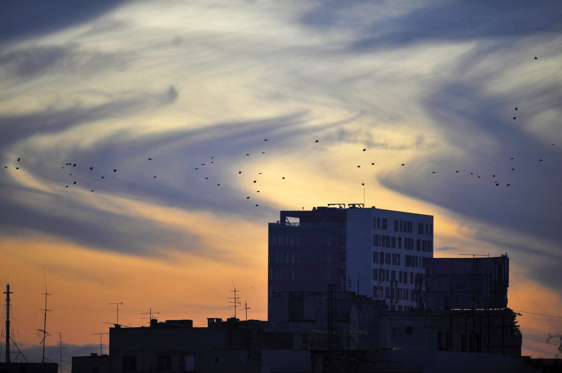 Vremea se menține în următoarele zile în general frumoasă și relativ blândă, cu temperaturi apropiate sau ușor peste valorile normale pentru această perioadă, conform prognozei meteo emise de Administrația Națională de Meteorologie (ANM)