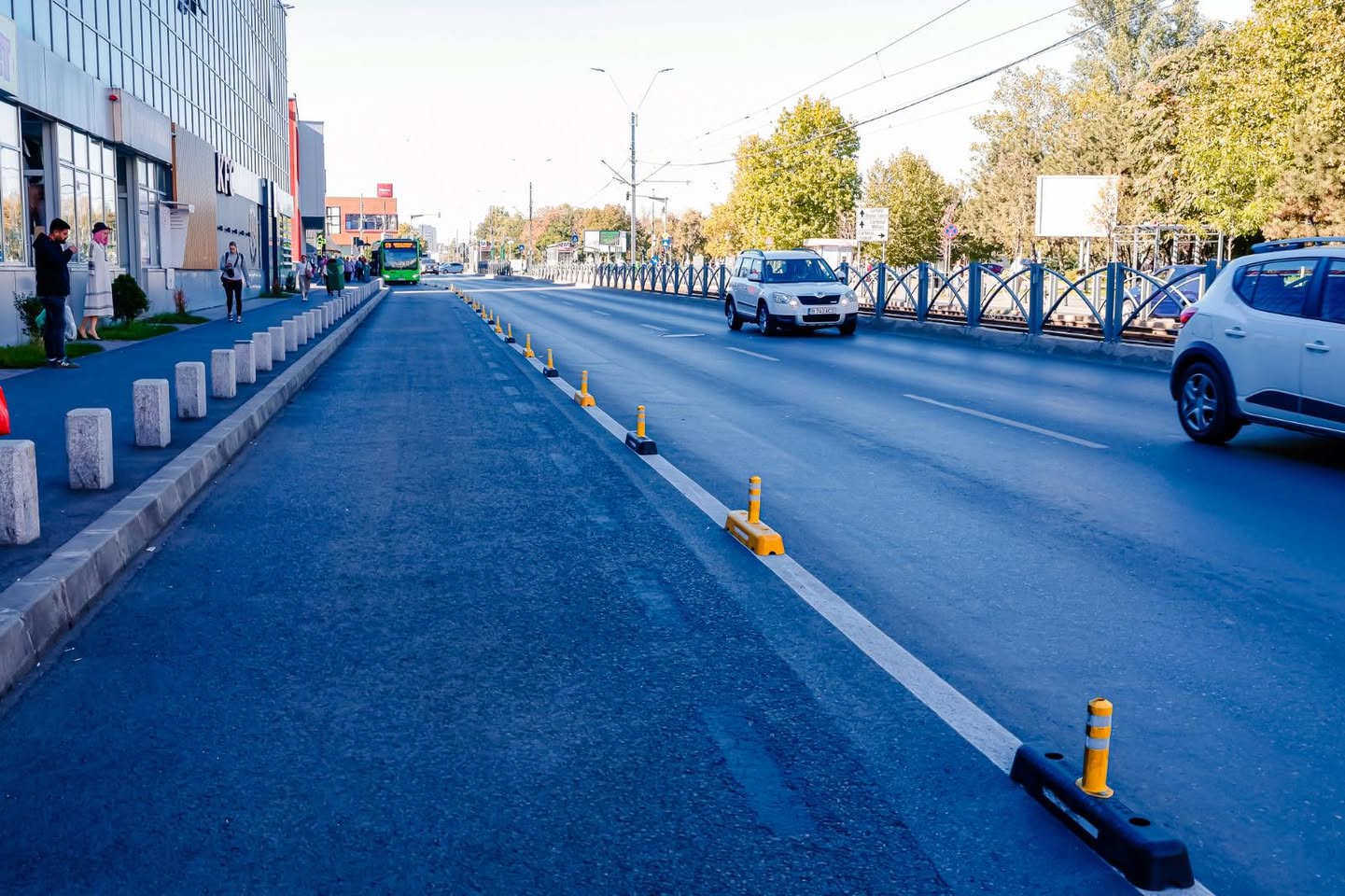 Noul sistem de benzi unice pentru transportul public din București face pași importanți, indiferent dacă cauți o legătură mai rapidă între zonele centrale sau o condiție mai sigură pentru călători