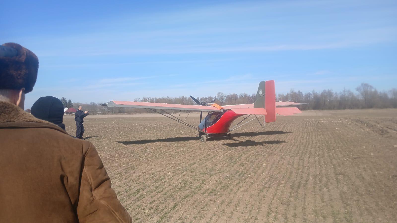 Trei persoane plasate în centrul unei ample anchete după călătorie ilegală cu avionul în Suceava O bordură neobişnuită în traseul migrator al cetățenilor ucraineni a ieșit la iveală duminică, pe fondul unor acțiuni coordonate de autoritățile române de frontieră