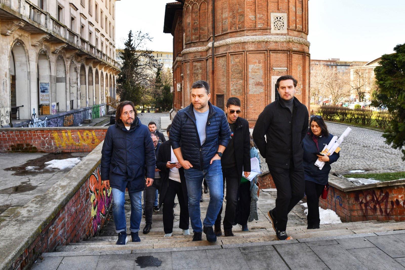 Viceprimarul Capitalei, Stelian Bujduveanu, a participat joi la o vizită de teren în centrul orașului, însoțit de primarul general Ciprian Ciucu și de reprezentanți ai unor instituții și ONG-uri locale